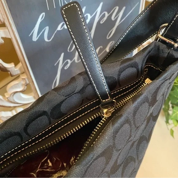 Vintage Coach Black Signature Canvas Shoulder Bag with Wristlet EUC - Picture 8 of 16